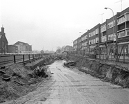 851688 Gezicht op de voorbereidende werkzaamheden voor de aanleg van een spuikoker in de Stadsbuitengracht bij de ...